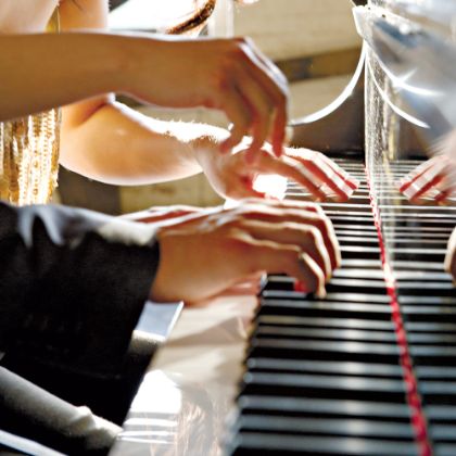 https://www.steinway.com/news/features/anderson-and-roe-songs-without-words